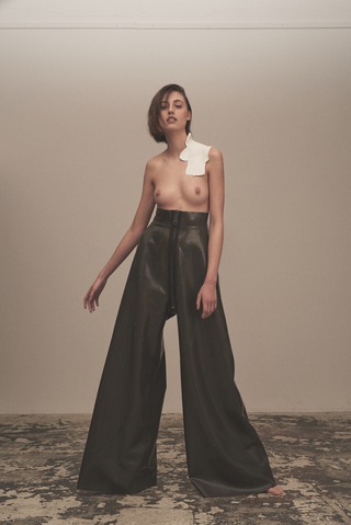 Photographer: Maria Dominika
Styling: David Diniz
Hair&Make-up: Joanna Bacas
Model: Marie Kapferer @Iconic
Body: Florian Mathe